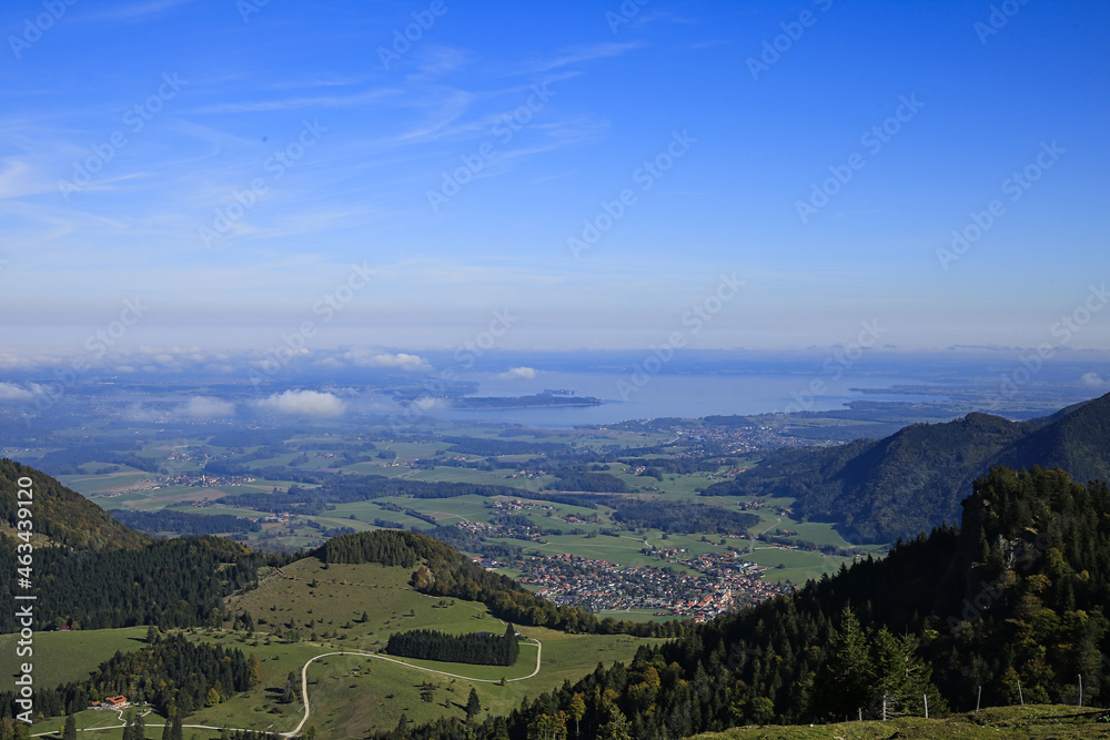 Fototapeta premium Blick auf den Chiemsee im Herbst
