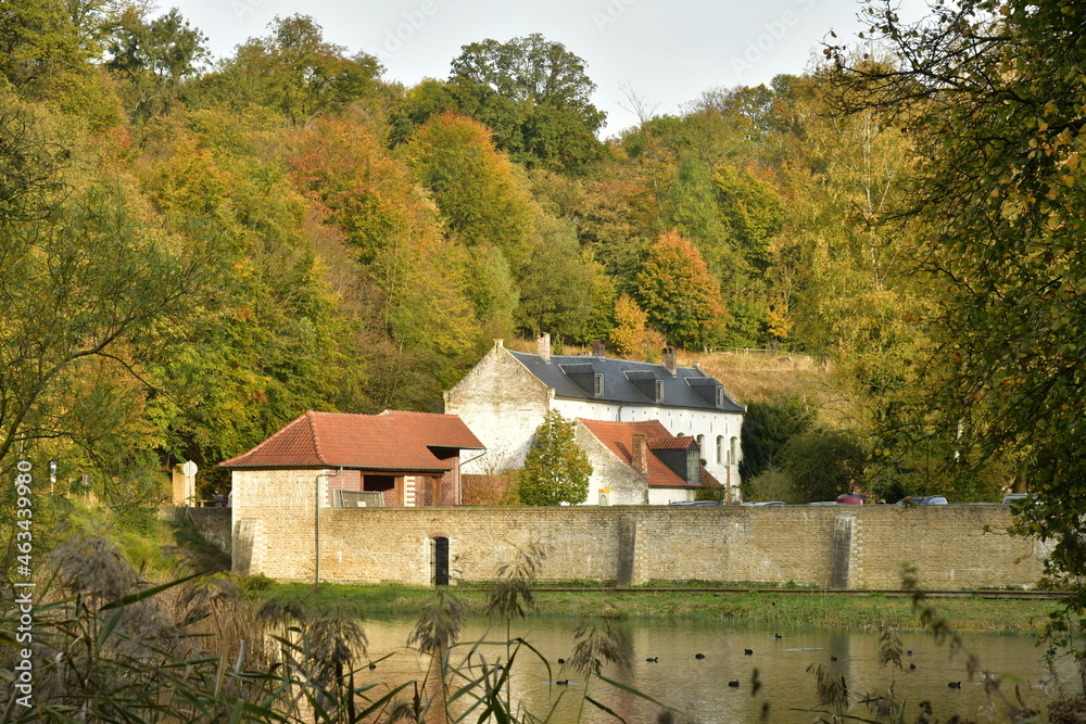 Le mur d'enceinte et la Maison du Portier de l'abbaye du Rouge-Cloître en pleine nature bucolique de la forêt de Soignes en automne à Auderghem Le mur d'enceinte et la Maison du Portier de l'abbaye du Rouge-Cloître en pleine nature bucolique de la forêt de Soignes en automne à Auderghem