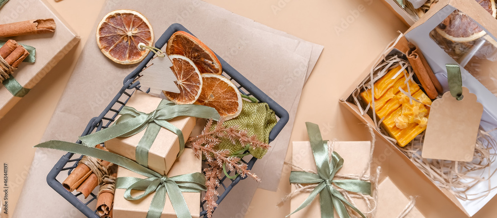 Fototapeta premium Christmas gift. gift box,zero waste, eco friendly hand made box packaging gifts in kraft paper table, eco christmas holiday concept, Christmas gift wrapping,eco decor banner