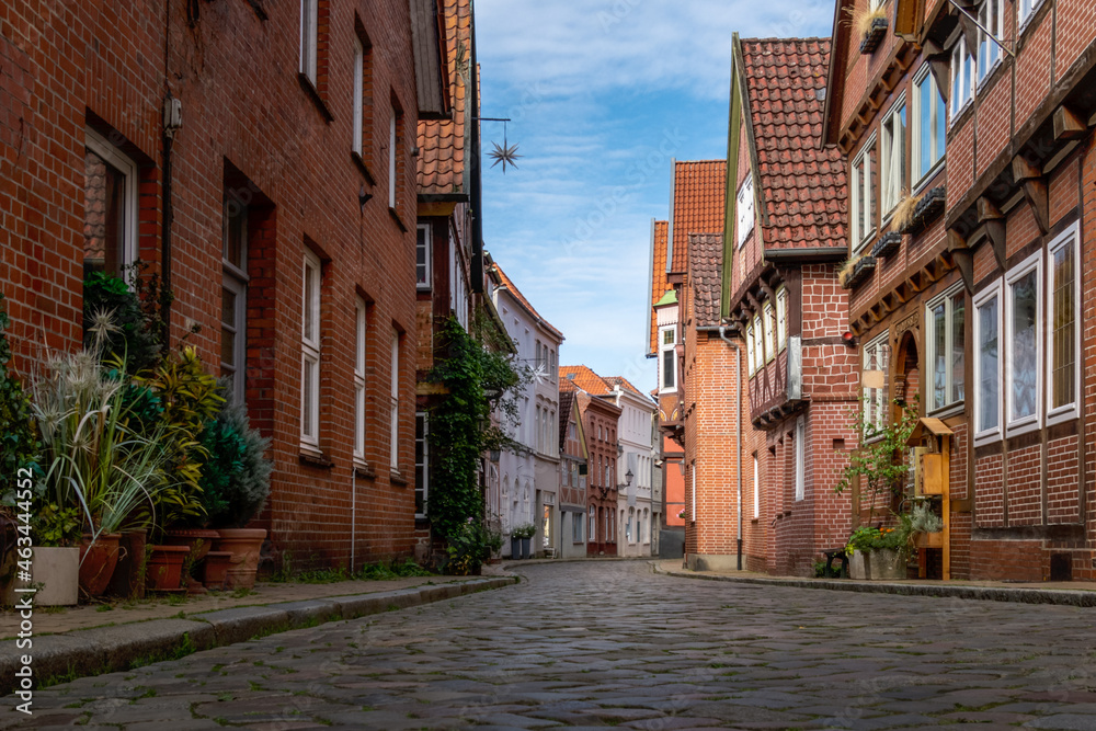eine typische Straße durch die alte Stadt mit vielen Fachwerkhäusern und Backsteinhäusern