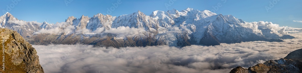 Randonnée au dessus d'une mer de nuages face au Massif du Mont-Blanc Randonnée au dessus d'une mer de nuages face au Massif du Mont-Blanc