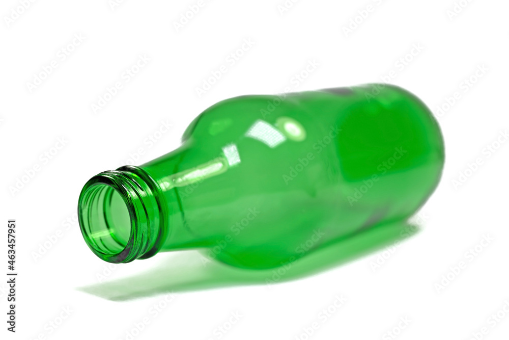 Leere grüne Glasflasche vor weißem Hintergrund