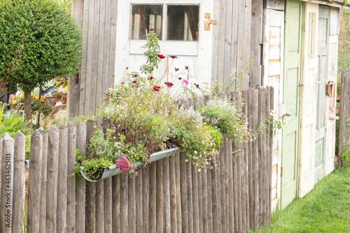 Gartenhaus im Vintage Style aus wieder verwendeten Materialien auf einer Gartenschau