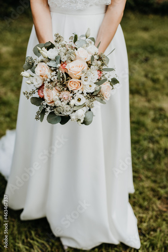 Braut hält Blumenstrauß Nahaufnahme hochkant 