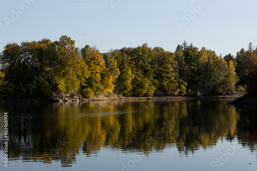 Obraz na płótnie Autumn by the lake w salonie