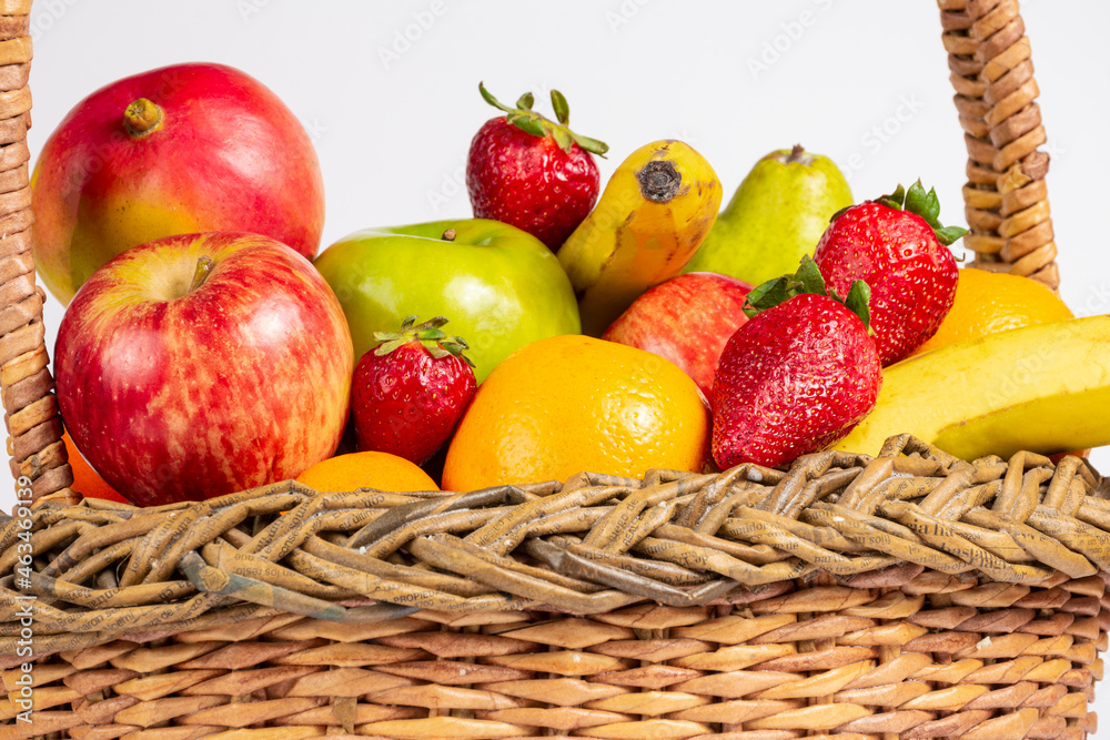 Cesta con frutas frescas, dieta saludable, fondo blanco. Cesta con frutas frescas, dieta saludable, fondo blanco.