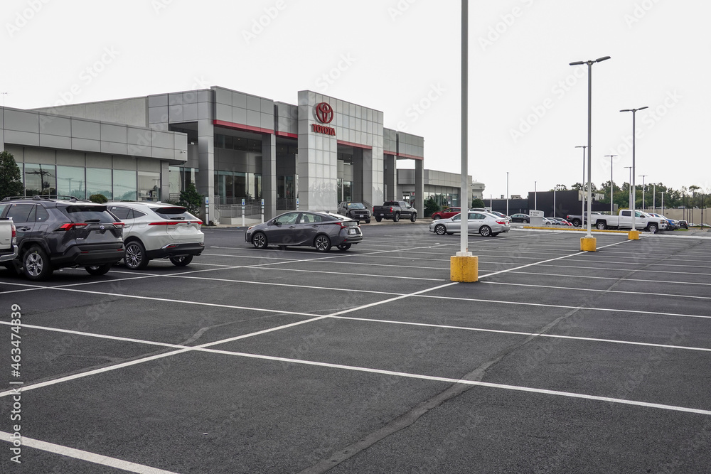 Fotografia do Stock A Toyota dealership with its parking lot almost