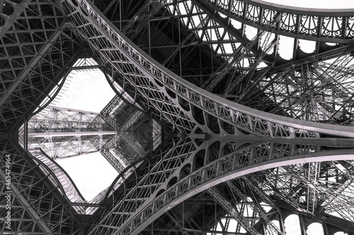 Fotografía Eiffel tower structure black and white with birds in the sky.