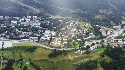 survol de stations de ski pyrénéennes dans le sud de la France et en été