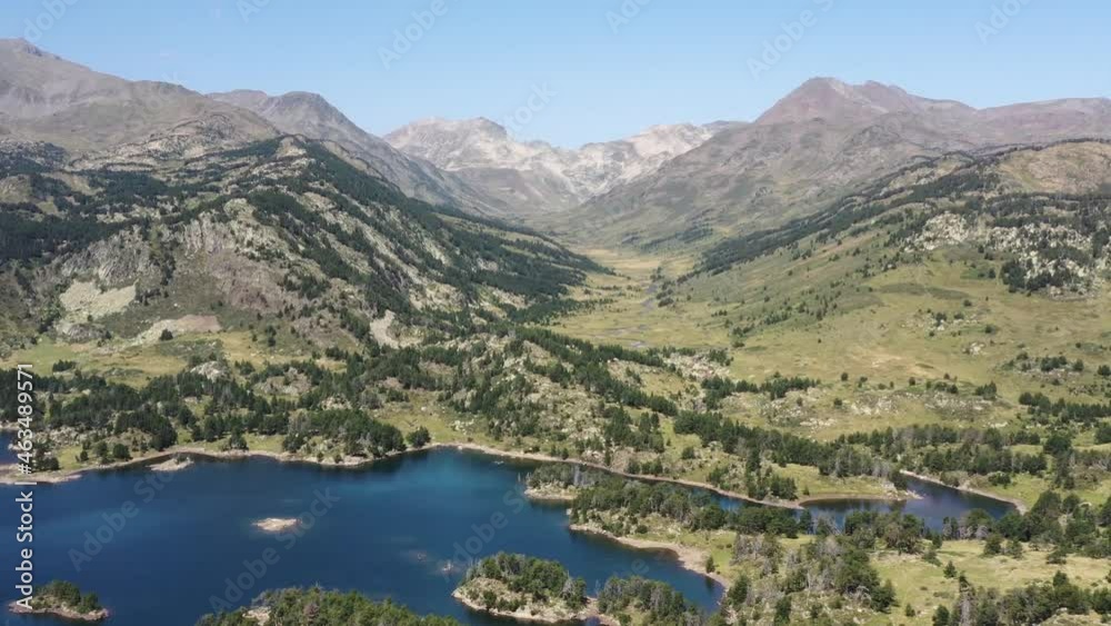 survol de foret, rivières, torrents et lacs de montagne en France dans les Pyrénées survol de foret, rivières, torrents et lacs de montagne en France dans les Pyrénées