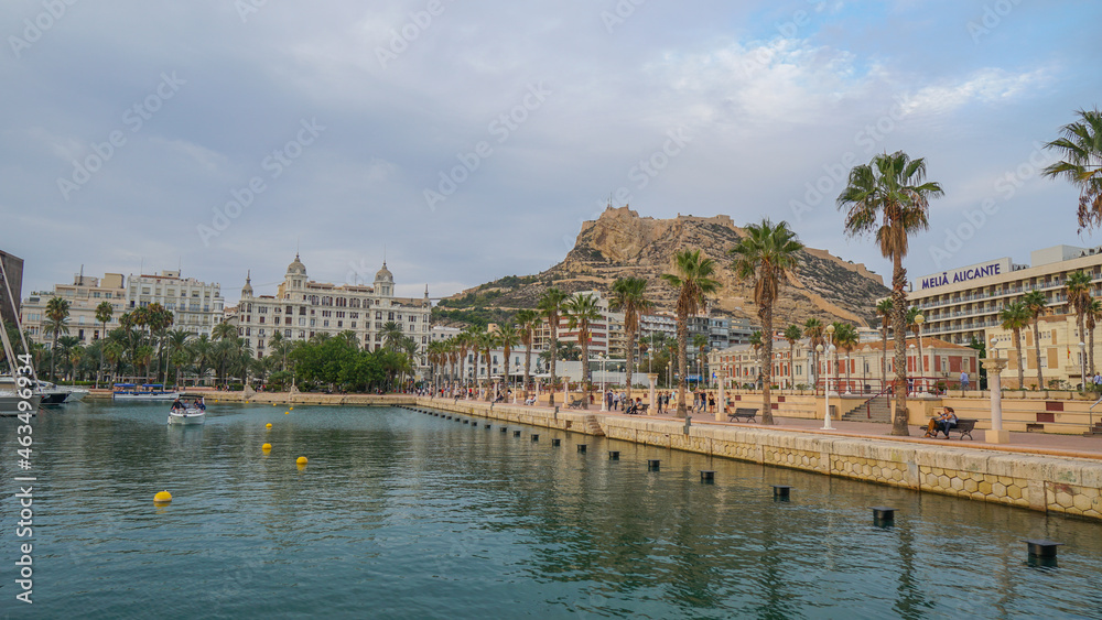 Casa Carbonell y Castillo de Santa Bárbara desde el Puerto Deportivo Marina de Alicante