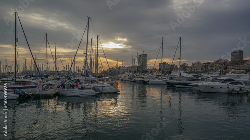Puesta de Sol en el puerto de Alicante © Tonikko