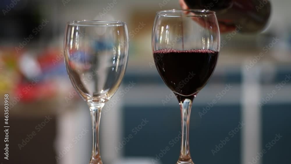 verser un verre de vin rouge