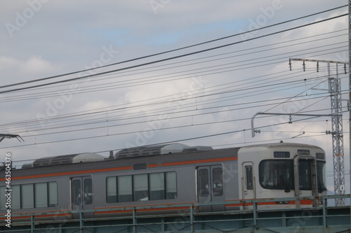 橋を渡る東海道線の車両