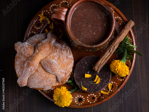 Pan de muerto con chocolate tradiciones de Mexico. photo