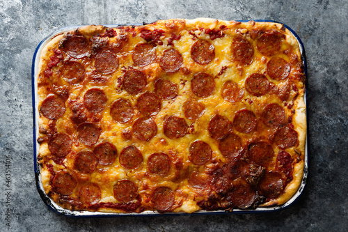 Obraz na płótnie detroit style pepperoni pizza w salonie