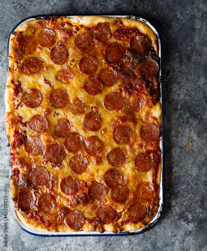 Obraz na płótnie detroit style pepperoni pizza w salonie