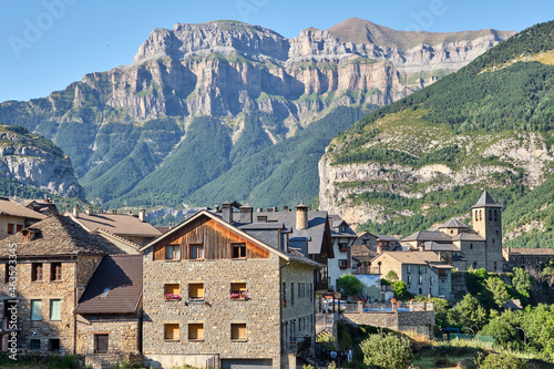 Tableau sur toile The beautiful old village of Torla in the Ordesa national park