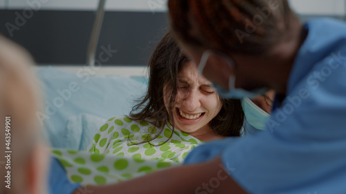 Foto Close up of woman in painful labor giving birth to child in hospital ward