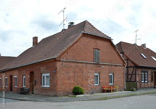 Fototapeta Naklejka Na Ścianę i Meble -  Typische Norddeutsche Architektur im Dorf Ahlden, Niedersachsen