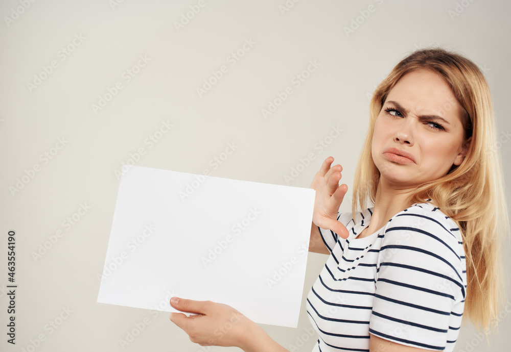 Naklejka premium cheerful woman holding a white sheet of paper copy space