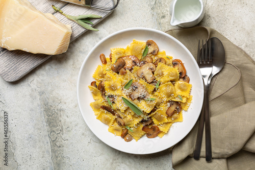 фотографія Ravioli with mushrooms and parmesan cheese with butter and sage leaves