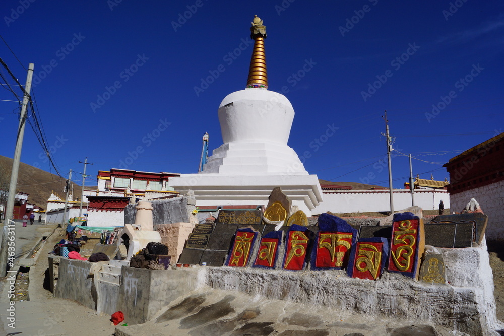 チベット・カム地方 理塘(リタン)のチョルテン