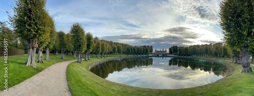 Photos Panoramica de lago en autumn rodeado de arboles. Belleza natural