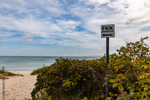 FKK Schild an einem Weg zum Strand
