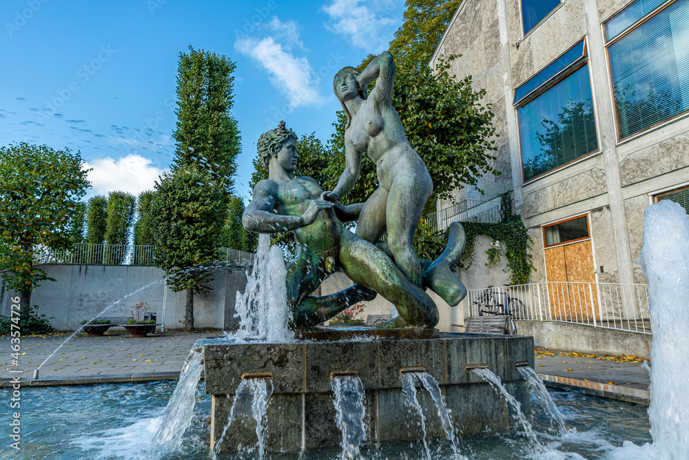 Here, the fountain, the Ceres well, is colloquially called the Pig Well. It is given as a gift to Aarhus, from the beer Brewery.