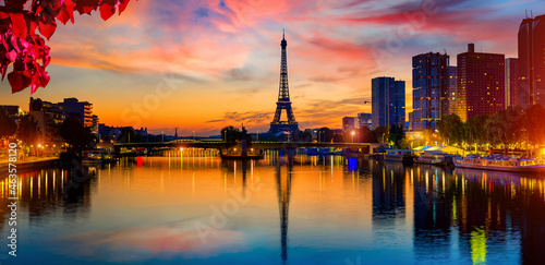 Sunset in autumn Paris © Givaga