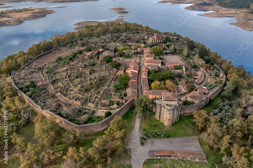 vista aérea de Granadilla junto al embalse de Gabriel y Galán en la provincia de Cáceres, España