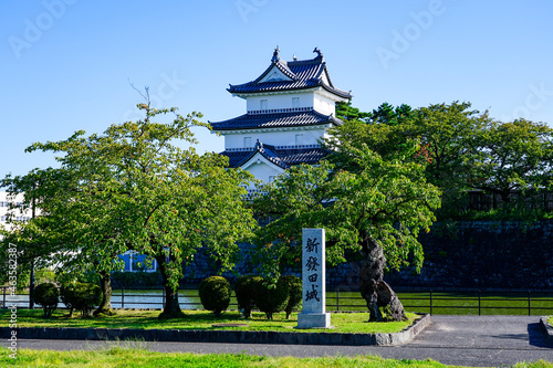 晴れ渡った新発田城址公園から新発田城 三階櫓（新潟県新発田市） photo