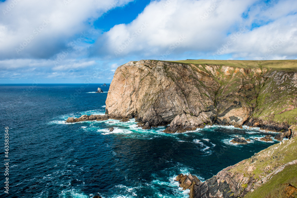 Fototapeta premium Beautiful view of blue ocean and clif in ireland