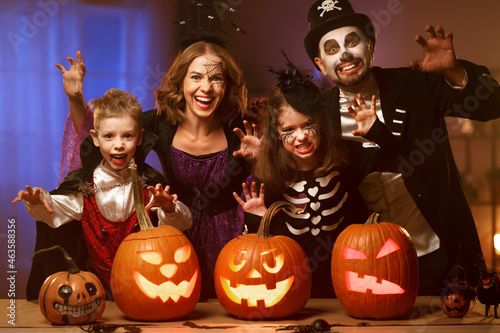 Tableau sur toile Young caucasian family mother father and children in Halloween costumes and make