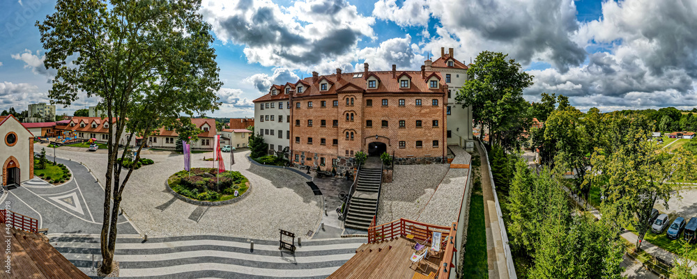 zamek krzyżacki w Rynie na Mazurach w Polsce, panorama z lotu ptaka