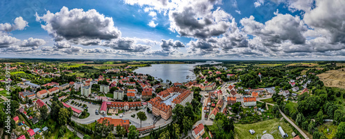 miasto Ryn nad jeziorem Ryńskim na Mazurach w Polsce, panorama z lotu ptaka