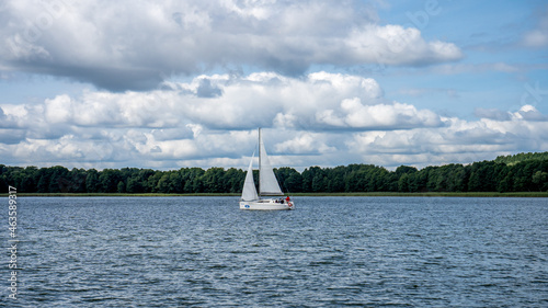 Fototapeta Naklejka Na Ścianę i Meble -  Jachty na Jeziorze Ryńskim na Mazurach w Polsce latem