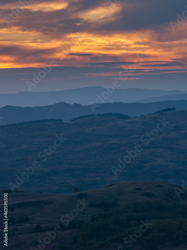 the curved hills seen to the sunset © dinamofob
