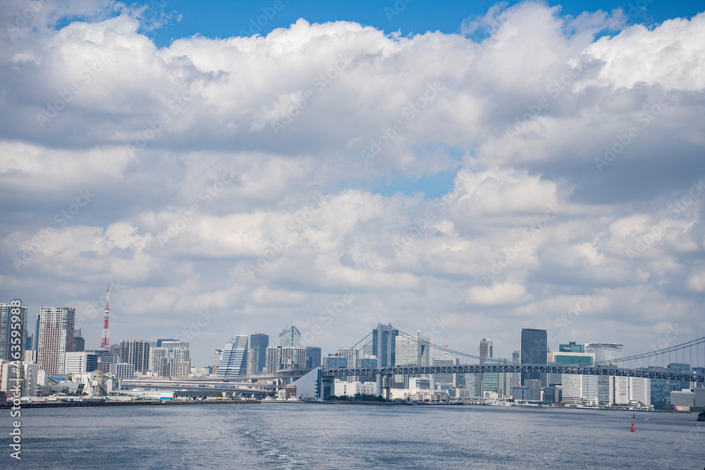 海上から見た東京のビル群とスカイツリー