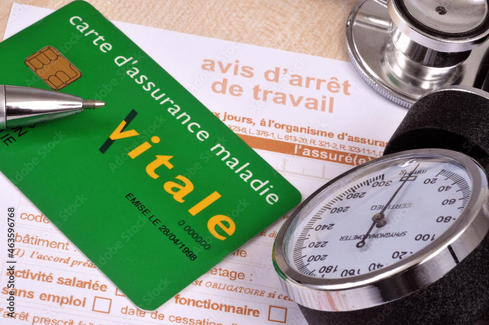 Carte d'assurance maladie française posée sur un formulaire d'arrêt de  travail à côté d'instruments médicaux Stock Photo | Adobe Stock