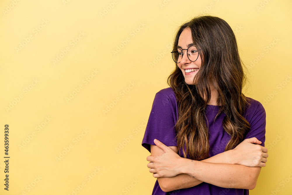Obraz premium Young caucasian woman isolated on yellow background smiling confident with crossed arms.