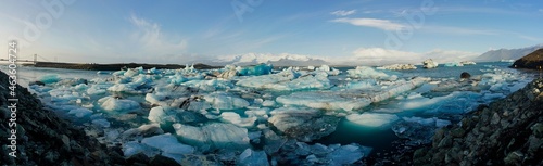 Island, schwimmender Eisstrom aus der Gletscherlagune Jökulsárlón in Richtung Meer