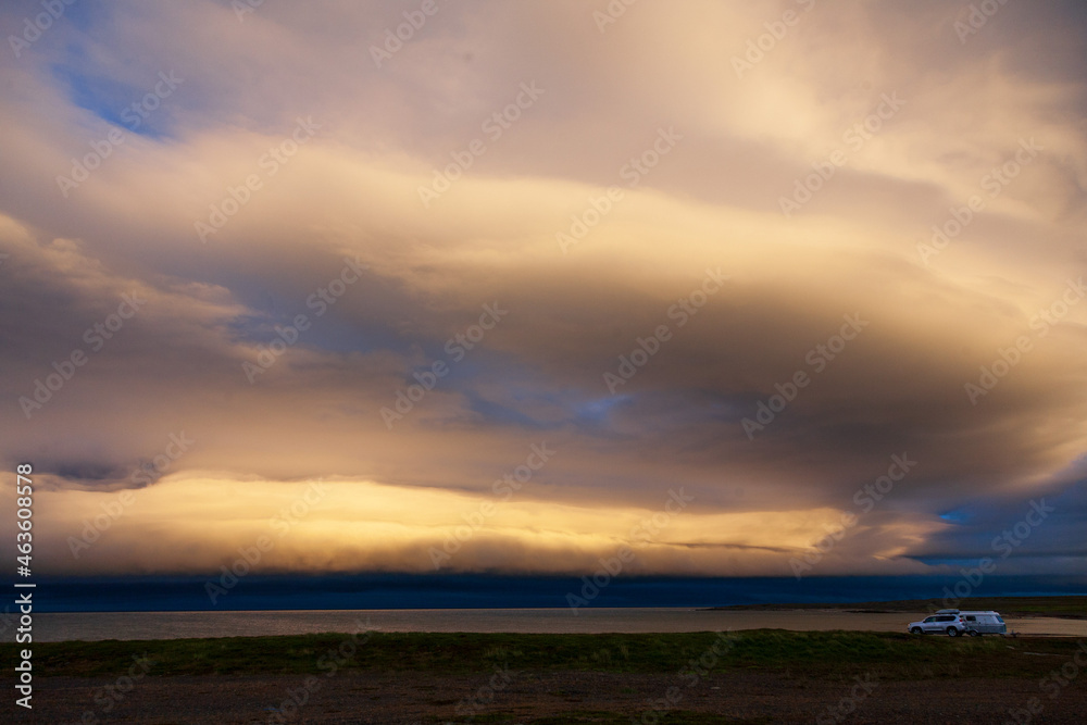 Dramatische Wolkenbildung in der Mittsommernacht am Polarmeer