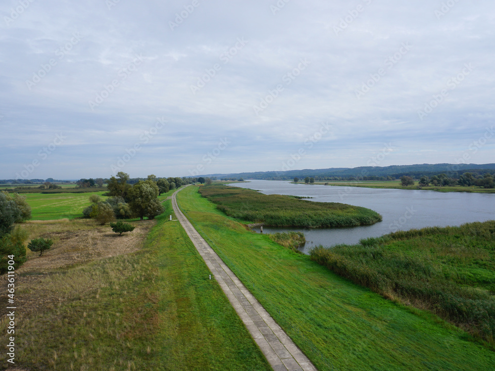Blick vom Aussichtsturm Stützkow auf die wunderschöne Landschaft im Nationalpark Unteres Odertal auf einen Radweg und den Grenzfluss Oder