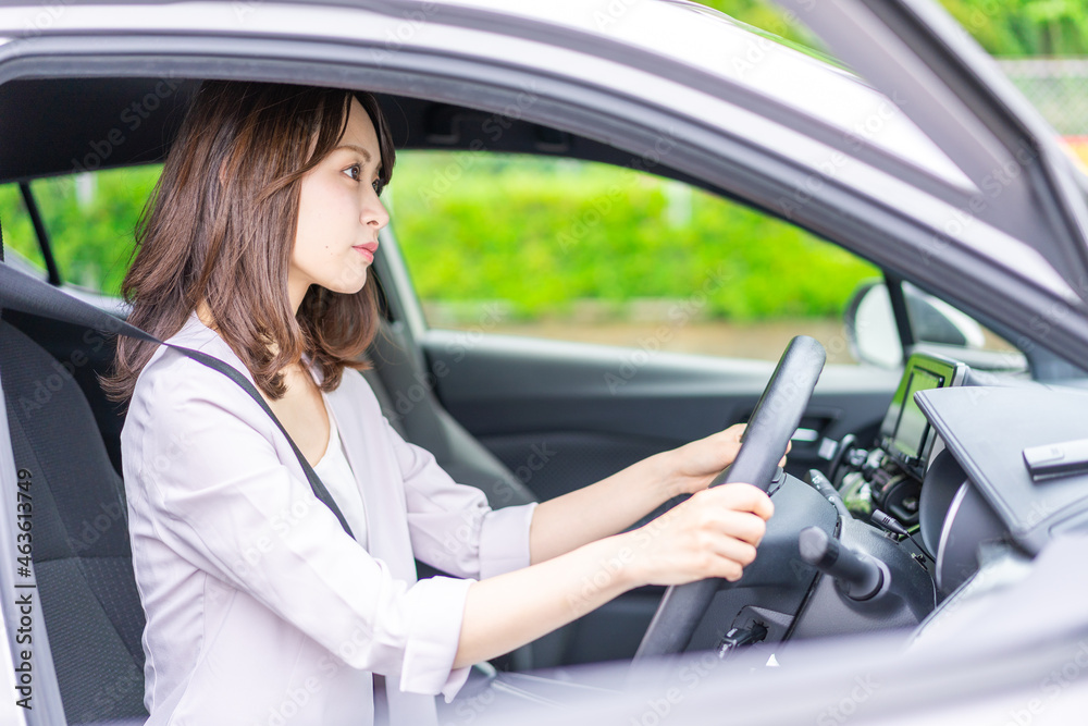 車を運転する若い女性