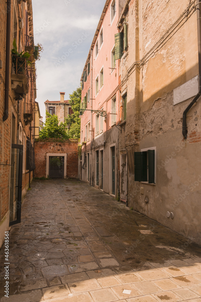 narrow alley in the city of venice