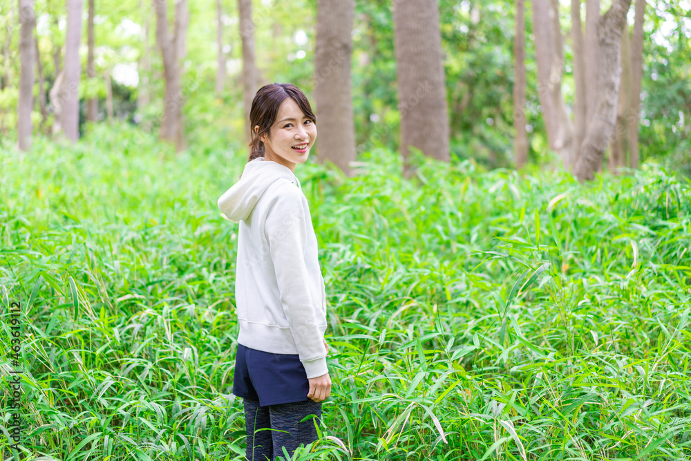 自然を散策する若い女性 自然を散策する若い女性