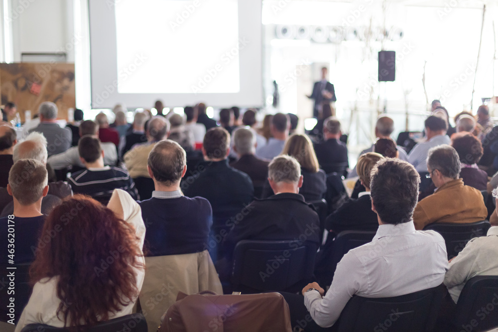 Obraz premium Business speaker giving a talk at business conference event.
