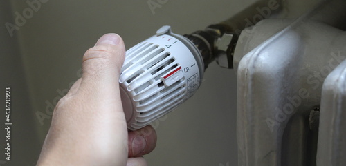 Valvole termostatiche sui caloriferi dell'appartamento per il risparmio energetico photo